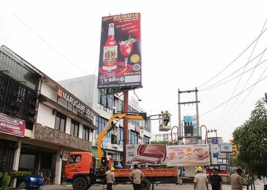 Penertiban tiang reklame ilegal di Pekanbaru.(foto: int)