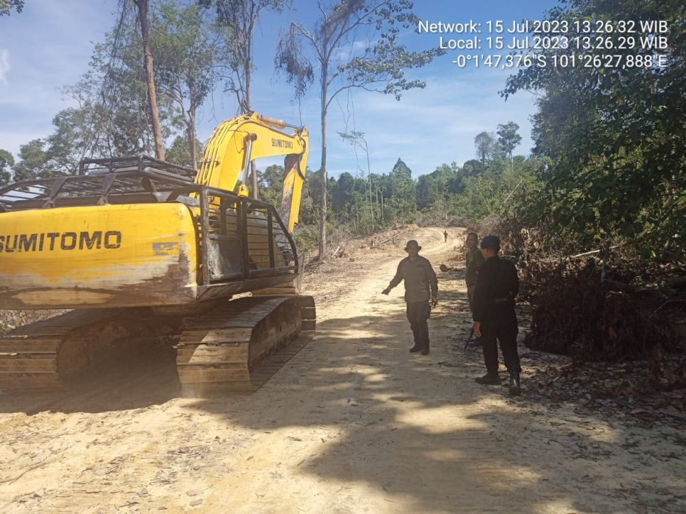 Polhut DLHK Riau mengamankan alat berat yang buka lahan di hutan Gunung Sahilan (foto/int)