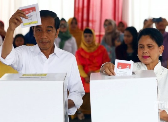 Ilustrasi: Presiden Joko Widodo (kiri) bersama Ibu Negara Iriana Joko Widodo (kanan) menggunakan hak pilihnya di TPS 008, Gambir, Jakarta, Rabu (17/4/2019)