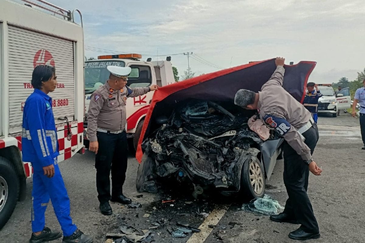 Kecelakaan di Tol Pekanbaru-Dumai tewaskan tiga dari lima penumpang minibus Mobilio (foto/jpnn)