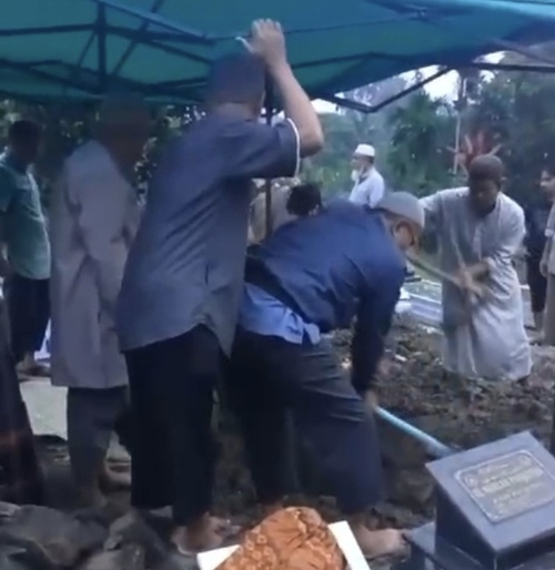 Proses pemakaman Juniwarti, guru SMP Negeri 4 Kuantan Tengah yang tewas dibunuh suaminya. (Foto: Ultra Sandi)