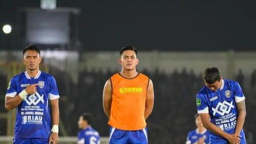 Stopper PSPS, Maman Abdurahman (kiri) bersama pemain lainnya kala PSPS mengalahkan Deltras. (Foto: Tribun Pekanbaru)