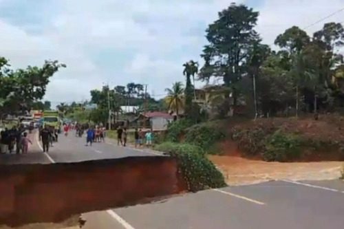 Jalan Nasional Jambi-Padang putus, di Desa Sirih Sekapur, Kecamatan Jujuhan, Bungo Jambi. (Foto: Antara Sumbar)