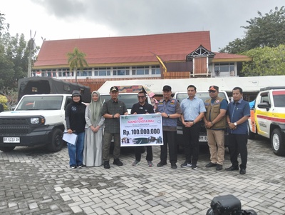 Walikota Pekanbaru, Agung Nugroho, mengapresiasi kepada Agung Toyota Riau atas bantuan sembako senilai Rp100 juta untuk membantu korban banjir di Kota Pekanbaru. (Foto: Dini Rahmadanti)