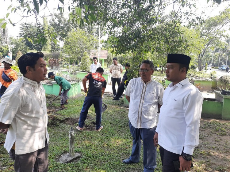 Pohon di persimpangan Purna MTQ Pekanbaru bakal dipindahkan, DLHK pastikan tak ada penebangan (foto/Tata)