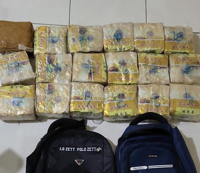 Polda Riau menggagalkan penyelundupan sabu 18 kilogram dibungkus dalam kemasan teh China.
