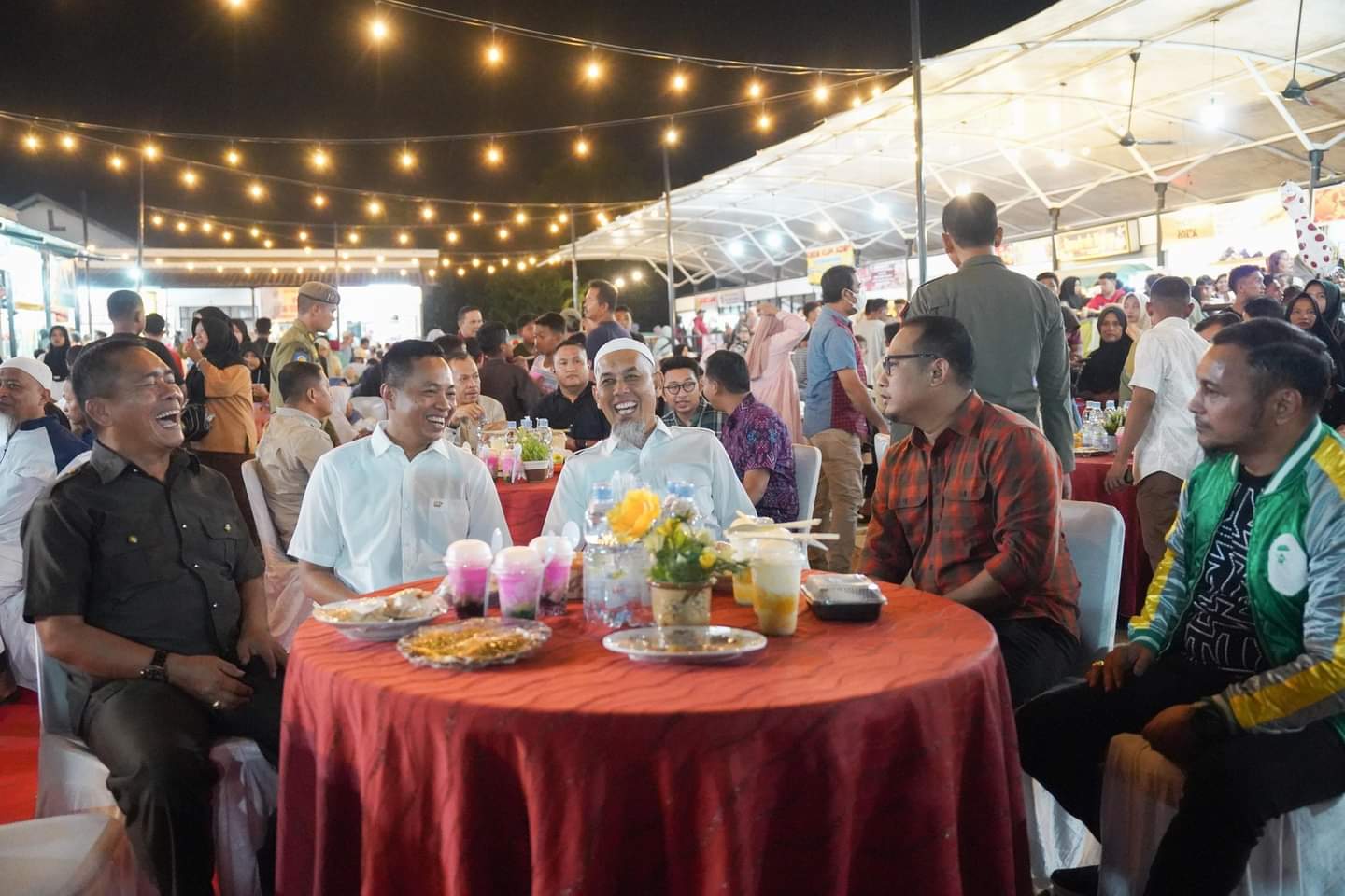 Walikota Dumai, H Paisal duduk bersama para undangan yang hadir pada malam peresmian Kampung Kuliner Jaya Mukti, Sabtu malam (6/7/2024).(foto: bambang/halloriau.com)