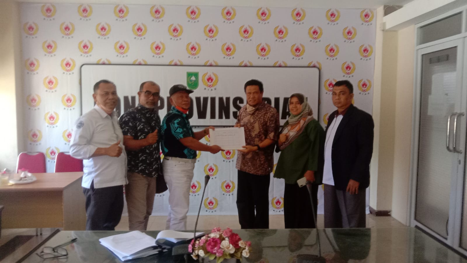 Tim pemenangan Calon Ketua KONI Riau Iskandar Hoesin yang diwakili Sanusi Anwar mengambil formulir pendaftaran calon ketua KONI Riau periode 2021-2025 di KONI Riau, Selasa (30/11/2021).
