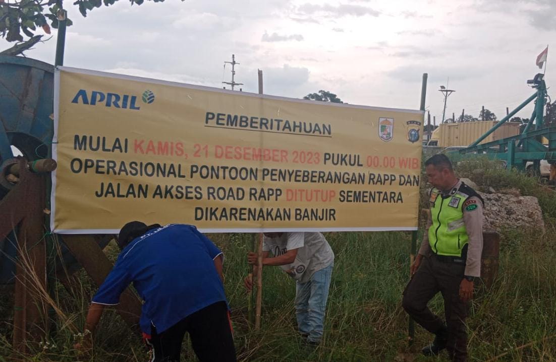 Pemasangan spanduk pemberitahuan terkait penutupan jalan oleh security di sekitar ponton penyeberangan (foto/ist)