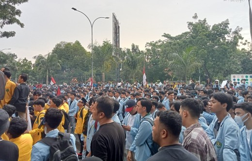 Ribuan mahasiswa dari berbagai universitas di Kota Pekanbaru menggelar aksi unjuk rasa menolak revisi Undang-Undang Pilkada di depan Gedung DPRD Provinsi Riau (foto/dini)