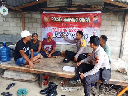 Kegiatan cooling system Polsek Simpang Kanan di Bukit Damar.(foto: afrizal/halloriau.com)