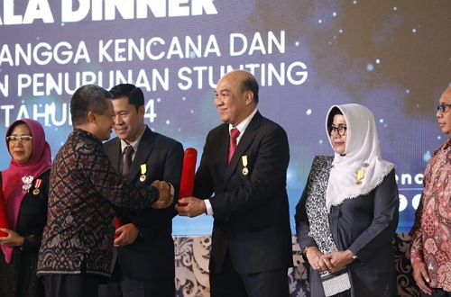 Direktur PT RAPP, Mulia Nauli menerima penghargaan DKK dari Kepala BKKBN RI, Hasto Wardoyo di Semarang, Jumat (28/6/2024).(foto: istimewa)