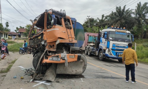 Kondisi truk tangki mengalami ringsek berat usai laga kambing dengan truk tronton di Jalan Lintas Timur, Bandar Seikijang, Pelalawan.(foto: andi/halloriau.com)