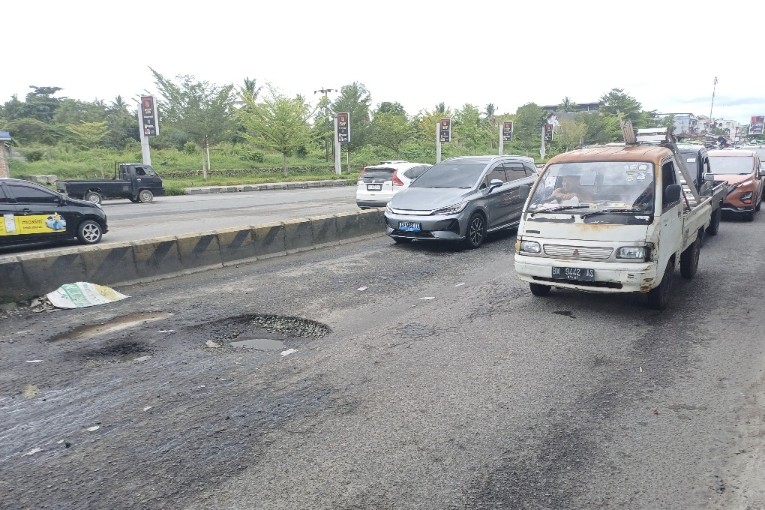 Lubang menganga di Simpang Arengka, Pekanbaru (foto/risnaldi)