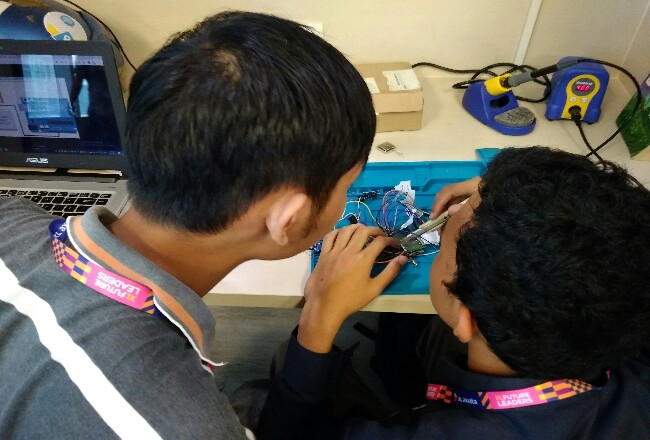 Dua mahasiswa XLFL sedang mengerjakan proyek Internet of Thing (IoT) di laboratorium pengembangan IoT milik XL Axiata, X-Camp.