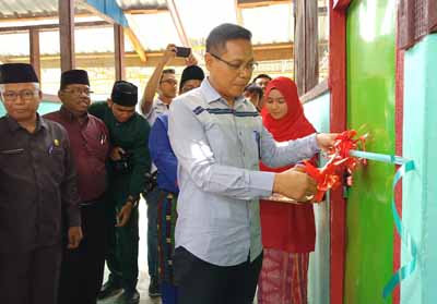  Unit Manager Communication dan CSR RU II, Muslim Dharmawan memotong pita pada peresmian Laboratorium Pengolahan Sampah.