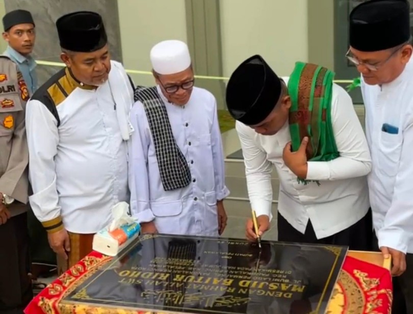 Bupati Pelalawan, Zukri resmikan Masjid Baitur Ridho, Pangkalan Kerinci (foto/Andy)