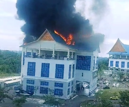 Tangkapan layar kebakaran gedung B9 Komplek Perkantoran Pemko Pekanbaru Tenayan Raya.(foto: dok/halloriau.com)