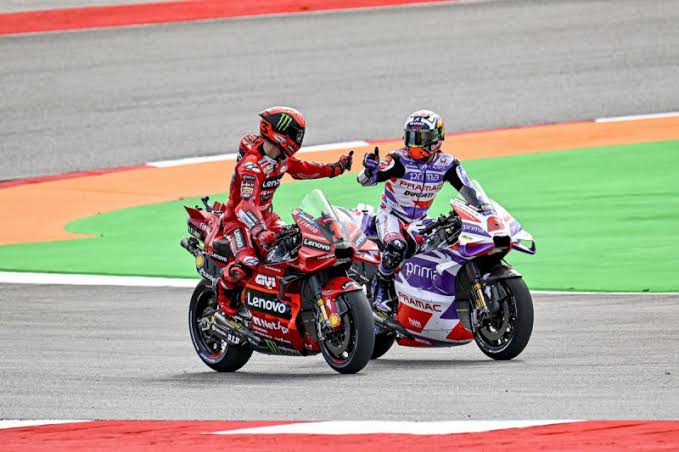 Pebalap Paramac Ducati, Jorge Martin dan pebalap Ducati Lenovo, Francesco Bagnaia.(foto: int)