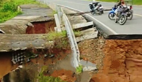 Jalan amblas di KM 91 tak jauh dari pintu Tol XIII Koto Kampar.(foto: int)