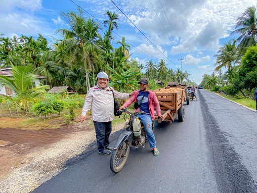 Kepala Dinas PUPR Kepulauan Meranti, Fajar Triasmoko meninjau pengaspalan jalan (foto/ist)

