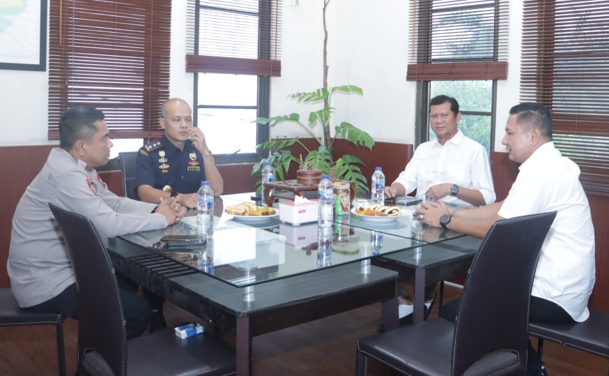 Kepala Bea dan Cukai Tembilahan sambut langsung kedatangan Kapolres Inhil, AKBP Farouk (foto/Ayendra)