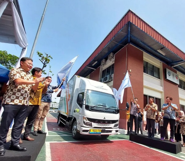 Seremoni peluncuran operasional pertama truk listrik Fuso eCanter oleh Mitsubishi Fuso Truck dan Bus Corporation (MFTBC) bersama PT Krama Yudha Tiga Berlian Motors (KTB) di kantor PT Yusen Logistics Indonesia di kawasan Bandara Soekarno Hatta, Tangerang, Banten pada Rabu (13/11/2024).