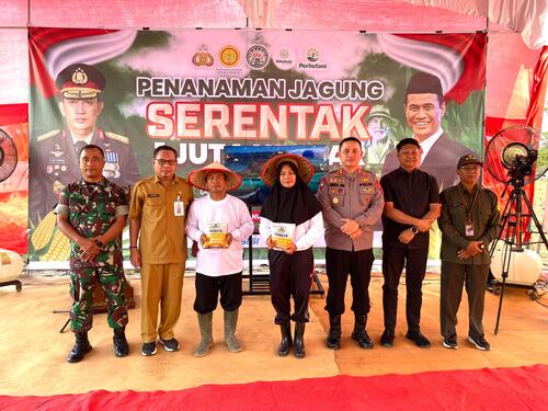 Pemkab Pelalawan bersama Polres Pelalawan melakukan penanaman serentak 1 juta bibit jagung untuk program ketahanan pangan nasional. (Foto: Andy)