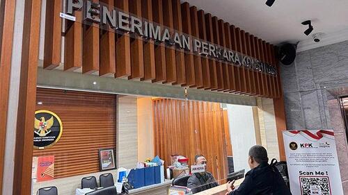 Cabup Siak 01 Irving Kahar Arifin saat konsultasi dan mengajukan surat penarikan atau pencabutan gugatan ke MK, Rabu (9/4/2025). (Foto: Tribun Pekanbaru)