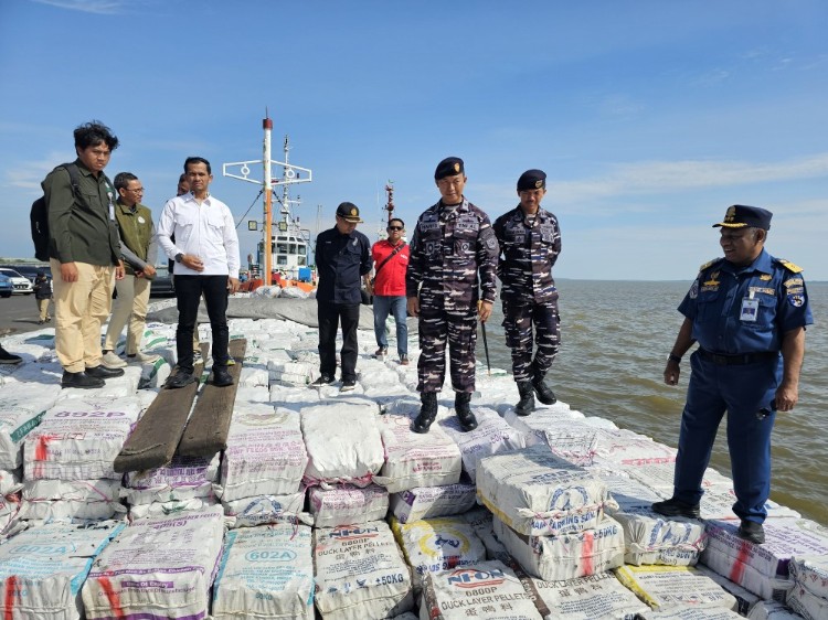 Danlanal Dumai Kolonel Laut (P) Abdul Haris memeriksa kapal yang membawa 200 Ton Arang Bakau Ilegal di Dermaga TNI AL Bangsal Aceh Dumai (foto/bambang)