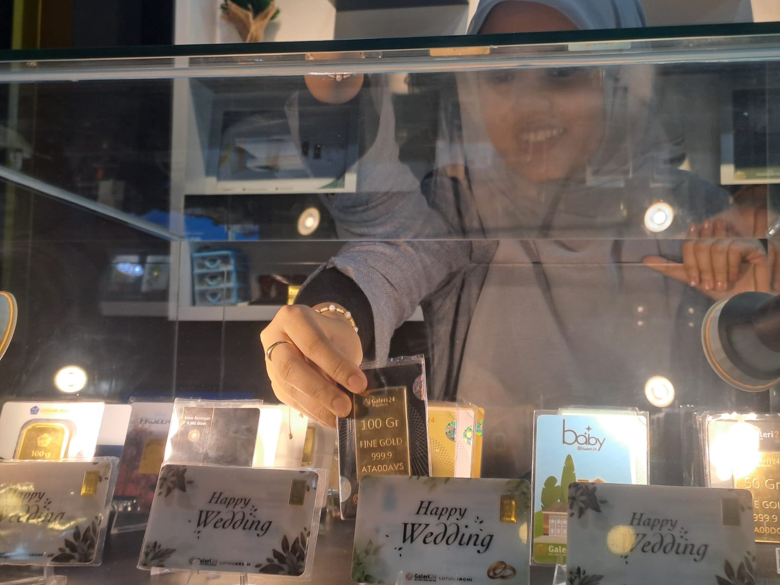 Harga emas 1 gram Galeri 24 Pegadaian Pekanbaru turun hari ini (foto/Riki)