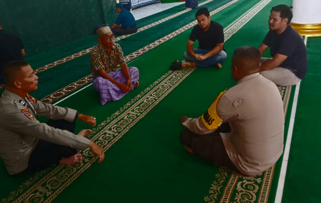 Jajaran Polsek Senapelan Subuh berjamaah di Musala Nurul Ikhlas (foto/ist)