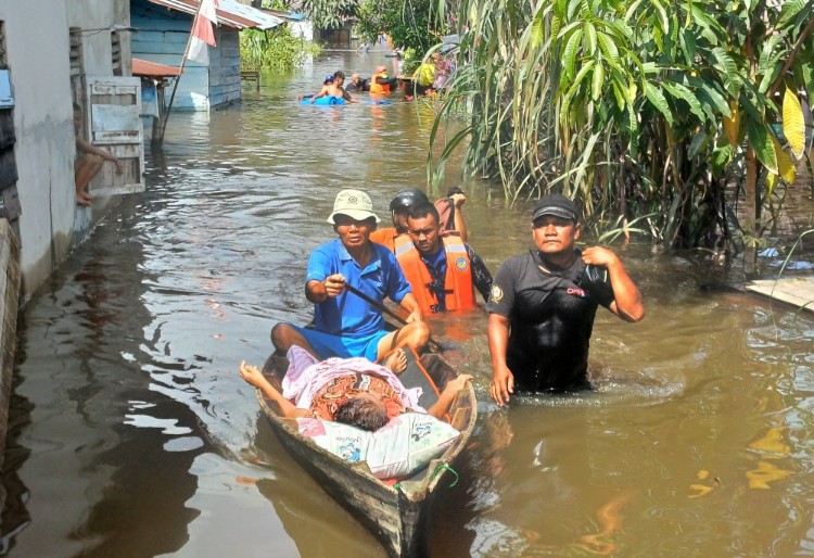 Proses evakuasi warga yang terdampak banjir di Rumbai, Pekanbaru (foto/risnaldi-halloriau)