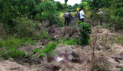Tim Inafis Polresta Pekanbaru melakukan evakuasi jasad yang ditemukan di semak-semak di Kecamatan Bukit Raya