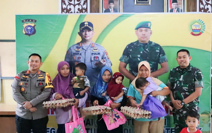 Kapolres Siak, AKBP Asep Sujarwadi SIK MSI bersama Dandim 0322/Siak, Letkol Arh Riyanto Budi Nugroho MHan.(foto: istimewa)