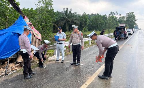 Kecelakaan bus di Tol Pekanbaru-Dumai.(foto: mcr)