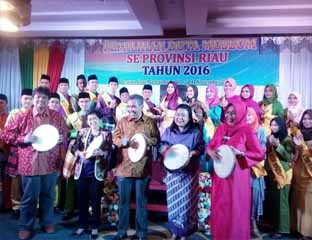 Kepala Disdikbud Riau, Dr H Kamsol, didampingi UPT Museum Daerah dan Taman Budaya, Sri Mekka, dan para finalis memukul kompang tanda dibukanya Pemilihan Duta Museum Provinsi Riau 2016, Senin (7/11/2016) malam.   