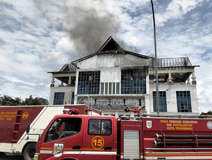 Gedung B9 atau Lipat Kajang di Komplek Perkantoran Pemko Pekanbaru Tenayan Raya ludes terbakar.(foto: dini/halloriau.com)