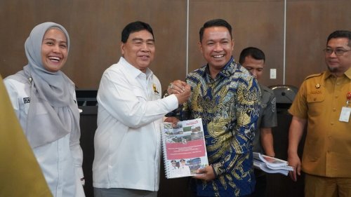 Wabup Pelalawan, Husni Thamrin bersama Anggota DPR RI Dapil Riau, Achmad.(foto: andi/halloriau.com)