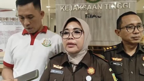 Wakil Kepala Kejati Riau, Rini Hartatie umumkan mantan Ketua dan Bendahara PMI Riau tersangka korupsi (foto/detik)