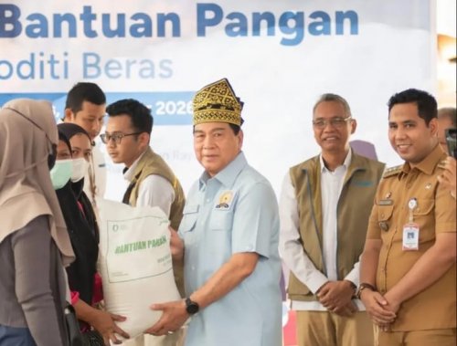 Anggota Komisi VI DPR RI Achmad menyalurkan bantuan pangan di Tangkerang Timur, Pekanbaru (foto/ist)