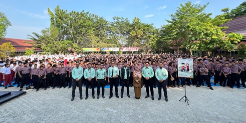 BRK Syariah Pekanbaru Arifin Ahmad berkolaborasi dengan Kedai Tenayan Raya sosialisasi program KEJAR di SMPN 26 Pekanbaru (foto/ist)