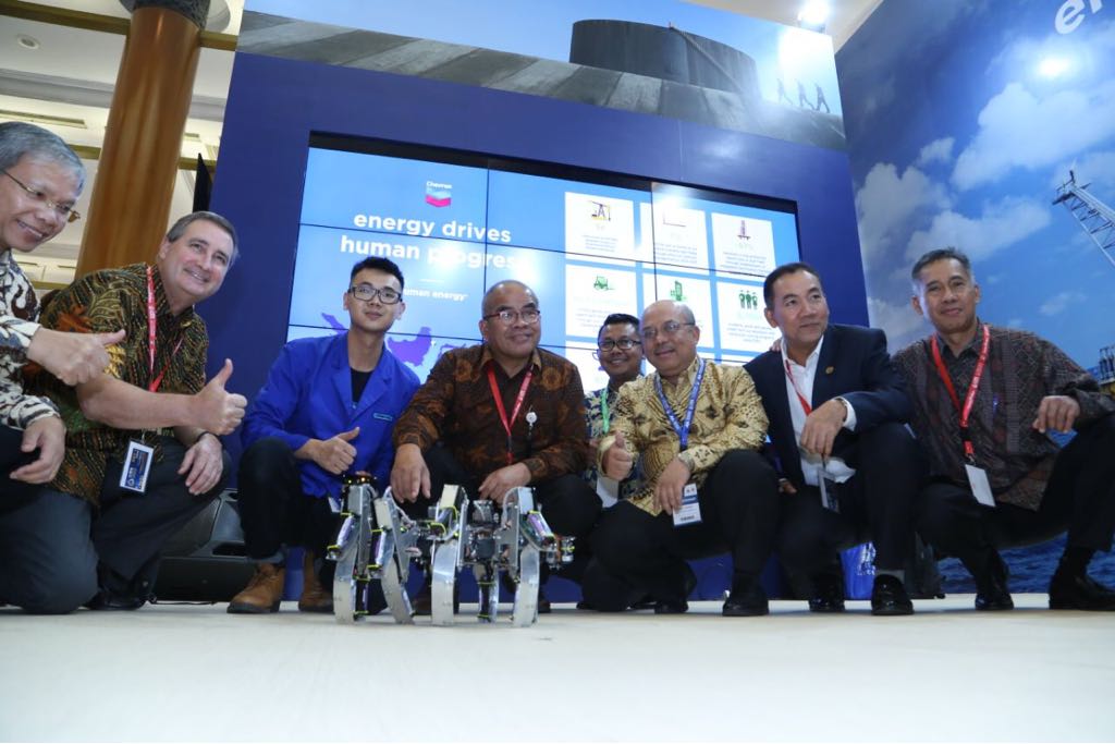 Foto bersama di booth Chevron di ajang Konvenai dan Pameran IPA Convex 2018