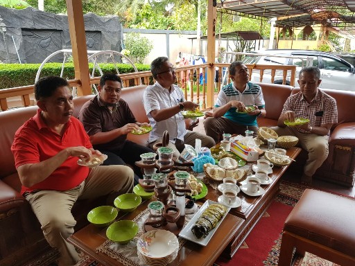 Suasana silaturrahmi Rektor UIR dan rombongan ke kediaman Ketua STIH Puteri Maharaja Payakumbuh