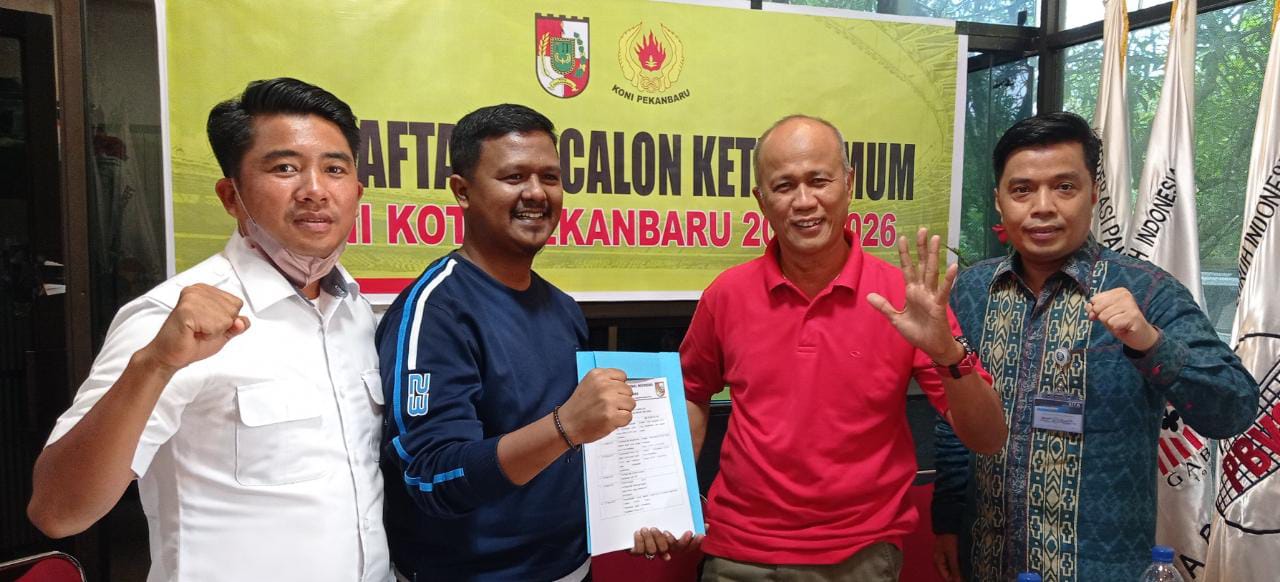 Bakal Calon Ketua KONI Pekanbaru M Yasir ambil formulir di sekretariat KONI Pekanbaru, Senin (21/3/2022).