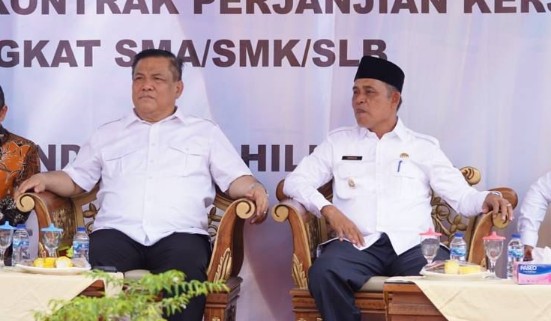 Pj Gubri, SF Hariyanto (kiri) dan Pj Bupati Inhil, Herman dalam acara penyerahan SK PPPK di SMK Negeri 1 Tembilahan (foto/Yuni)