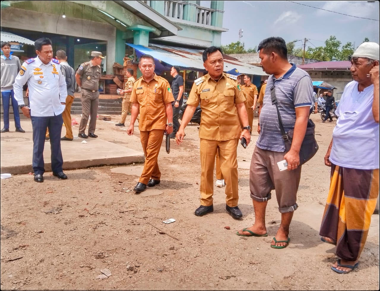 Plt Bupati Kepulauan Meranti, Asmar saat mendengarkan curhatan pedagang di pasar modern Selatpanjang