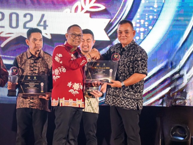 Pjs Wako Dumai TR Fahsul Falah menerima penghargaan PPID Utama Kabupaten/Kota dari Pj Gubernur Riau, di Penganugerahan Keterbukaan Informasi Publik, KI Riau Award tahun 2024 di Pekanbaru (foto/bambang)