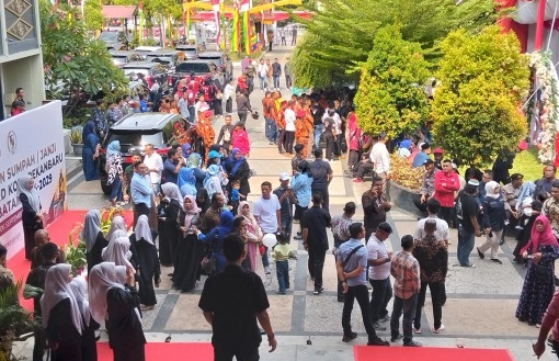 Masyarakat berpanas-panasan padati di Kantor DPRD Pekanbaru (foto/dini)