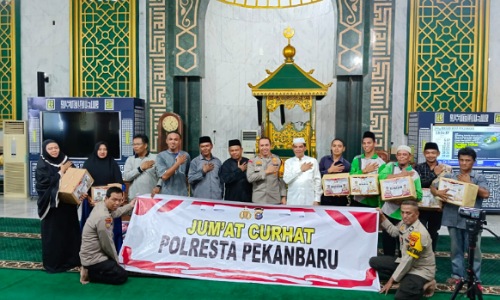 Kapolresta Pekanbaru bersama pengurus Masjid Raya Pekanbaru.(foto: istimewa)